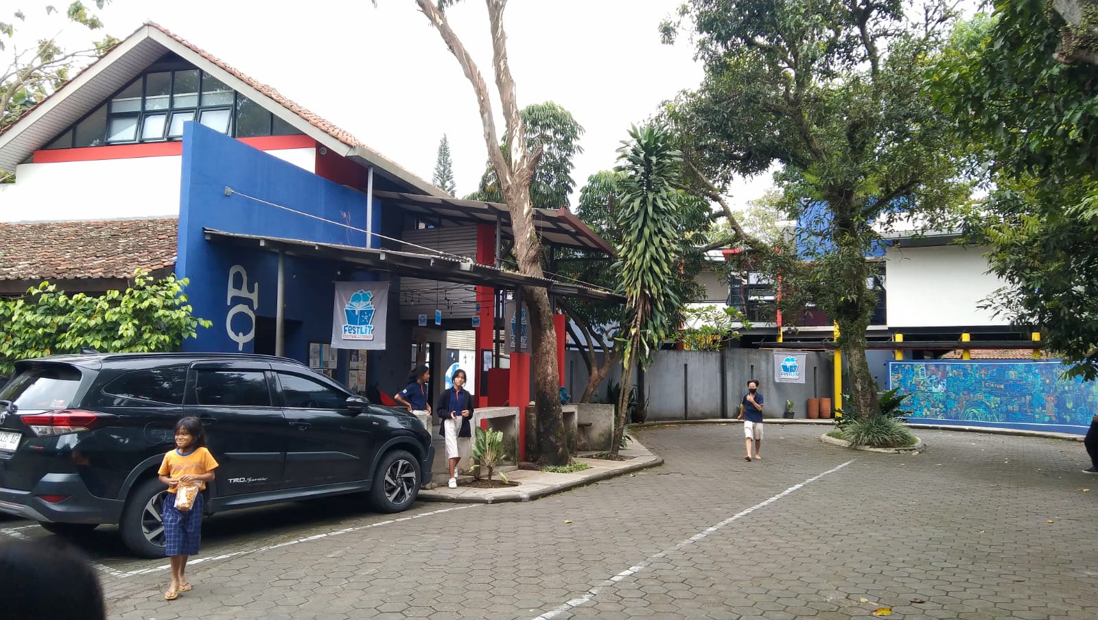GEDUNG SEKOLAH SEMI PALAR