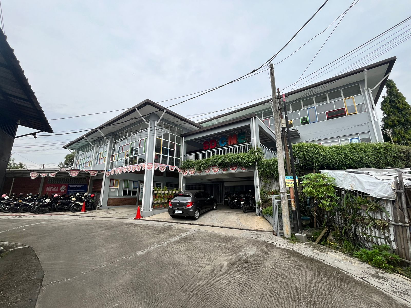 Gedung Utama Sekolah CME