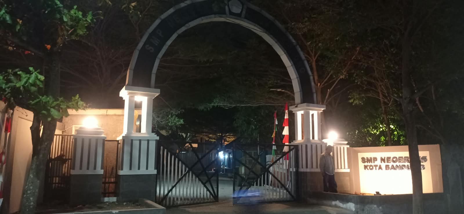 Foto Gerbang Depan (tampilan malam)