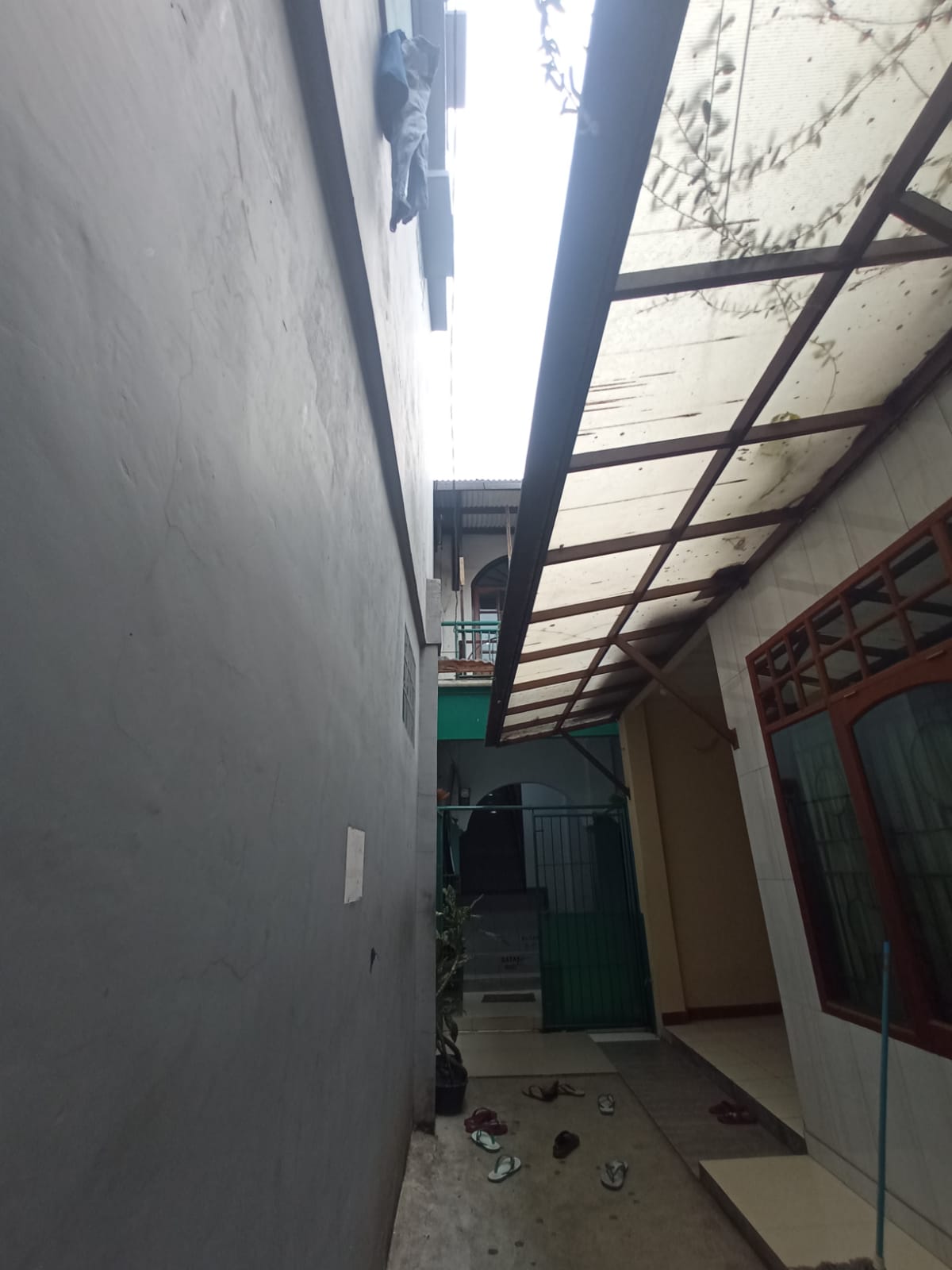 gerbang dan bangunan sekolah menyatu dengan masjid