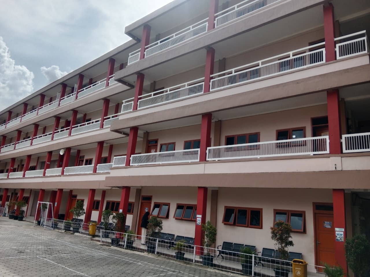 C.GEGUNG UTAMA SEKOLAH