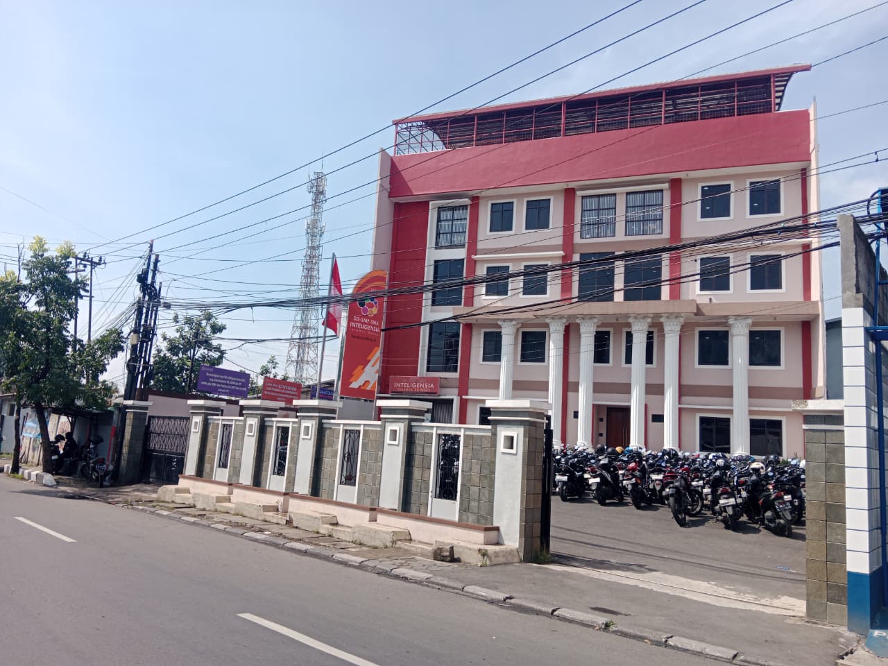 A.FOTO GERBANG UTAMA SEKOLAH