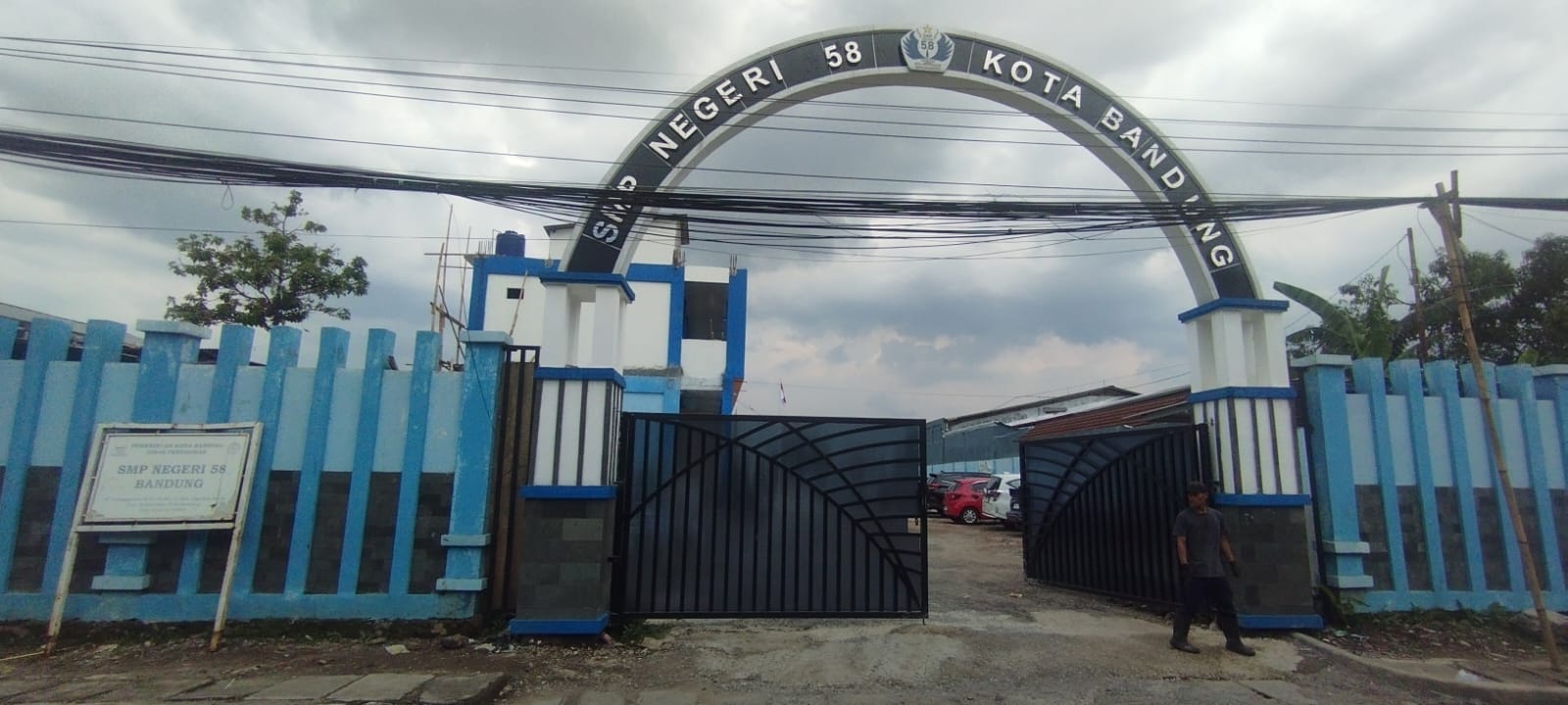 Gerbang dan Plang Sekolah