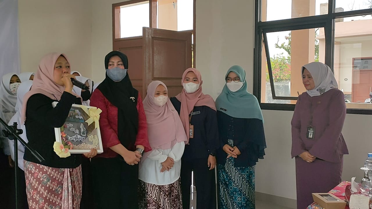 Pemberian Kenang-kenangan ke Bunda Harlina, S.Pd. M.M sebagai Perintis pertama Kepala Sekolah Di SMPN 66 Bandung