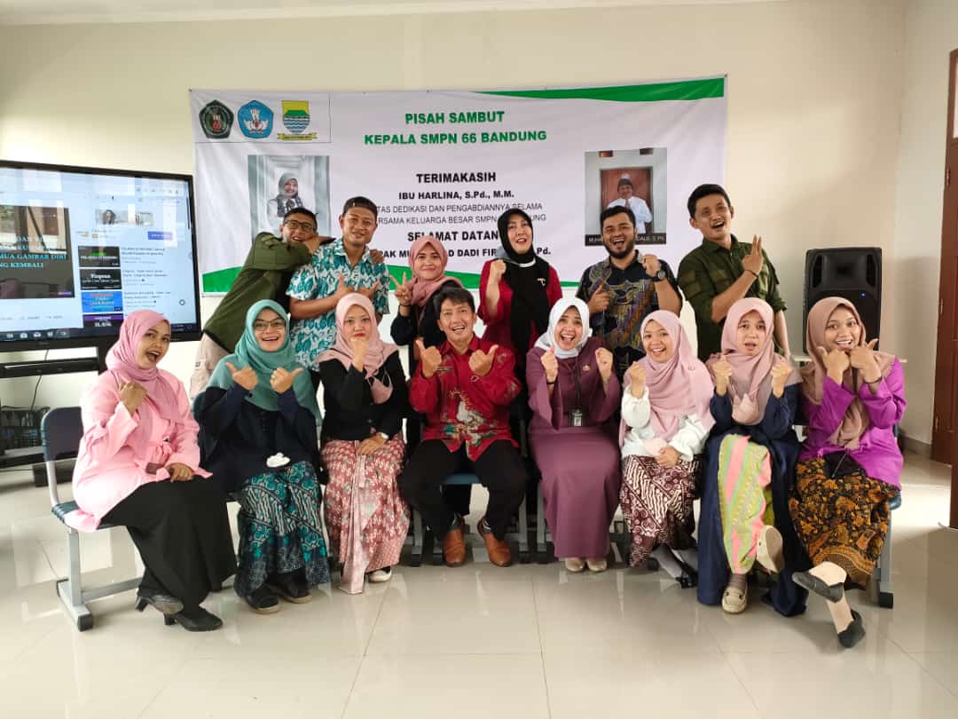 Foto Bersama dengan Kepala Sekolah lama dan Baru juga Guru dan Tata Usaha SMPN 66 Bandung