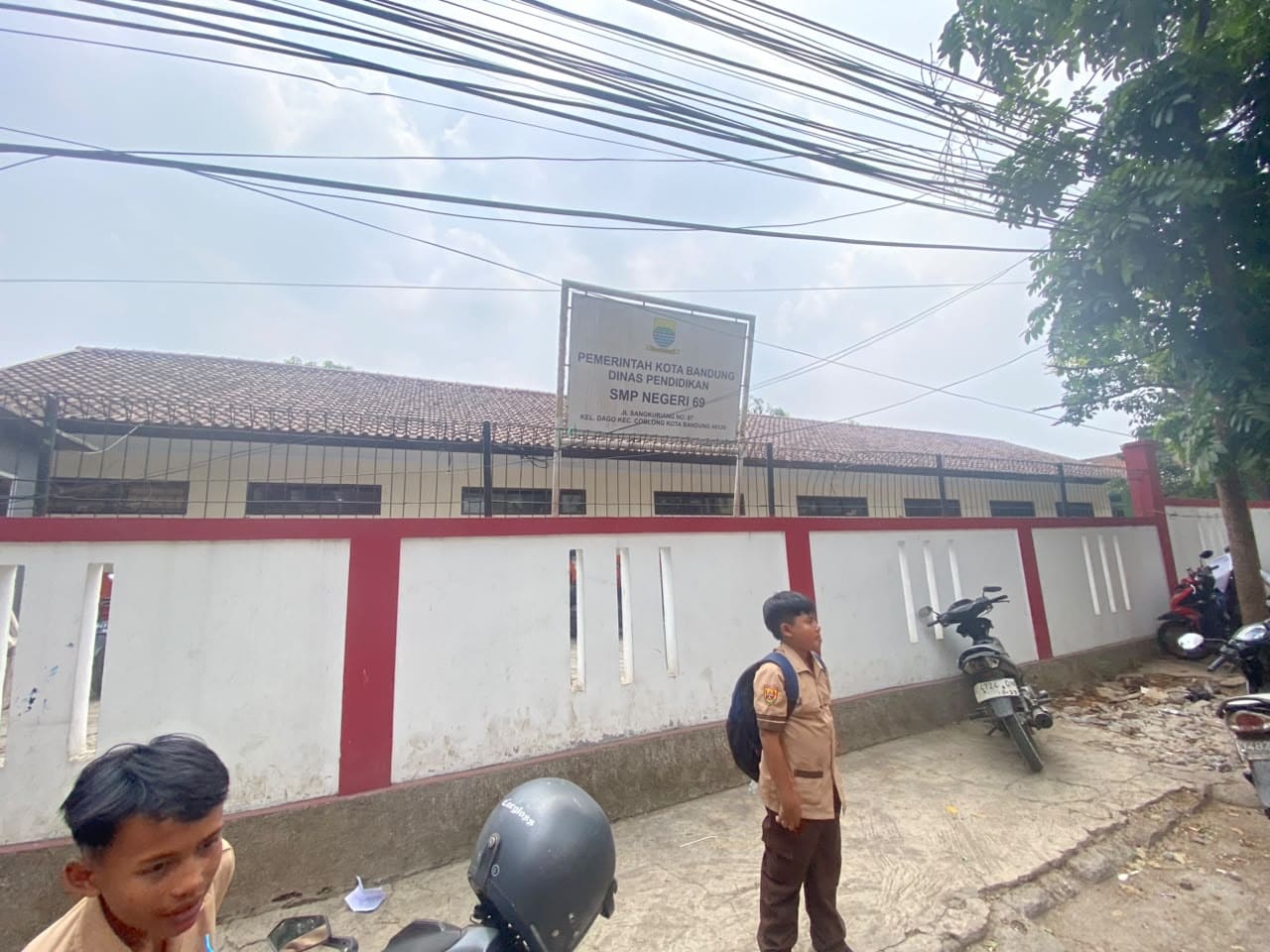 Foto_1-Halaman Depan Sekolah.