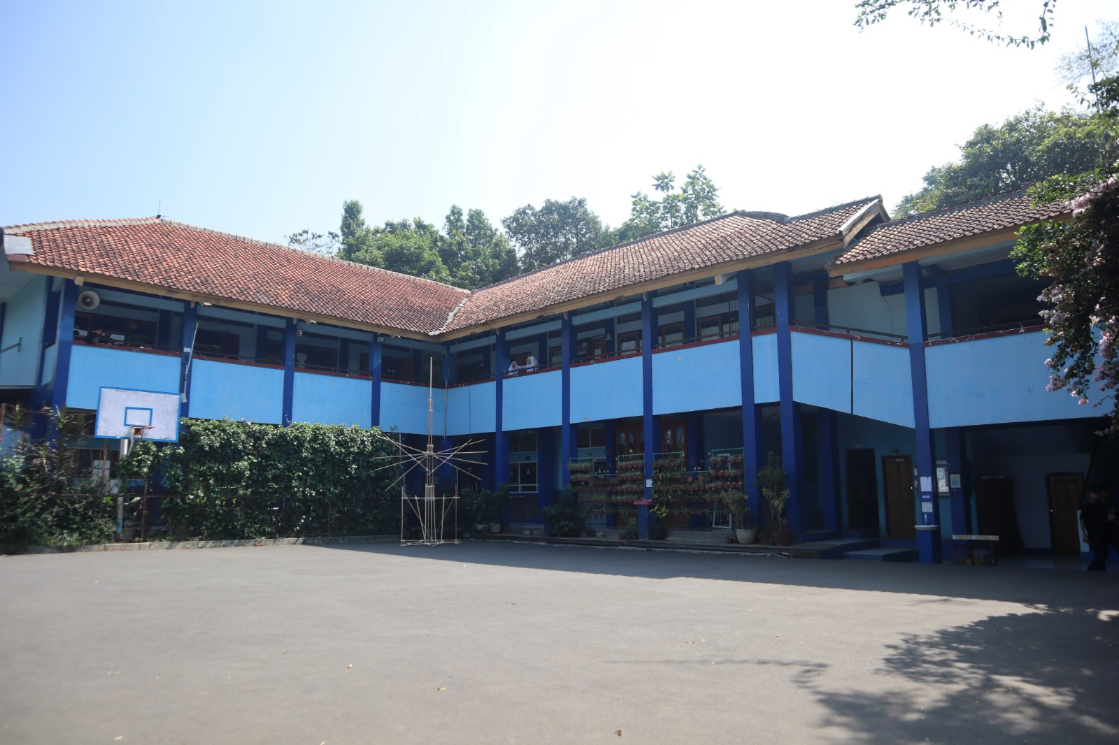 Gedung Utama dan Lapang Sekolah