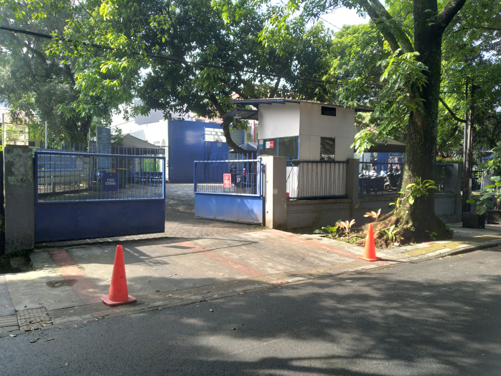 Gerbang masuk Bandung Islamic School