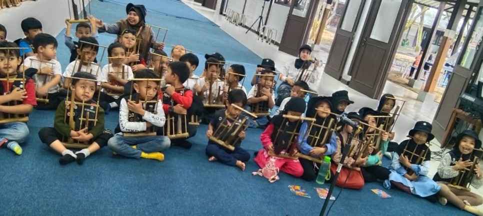 Bermain Angklung