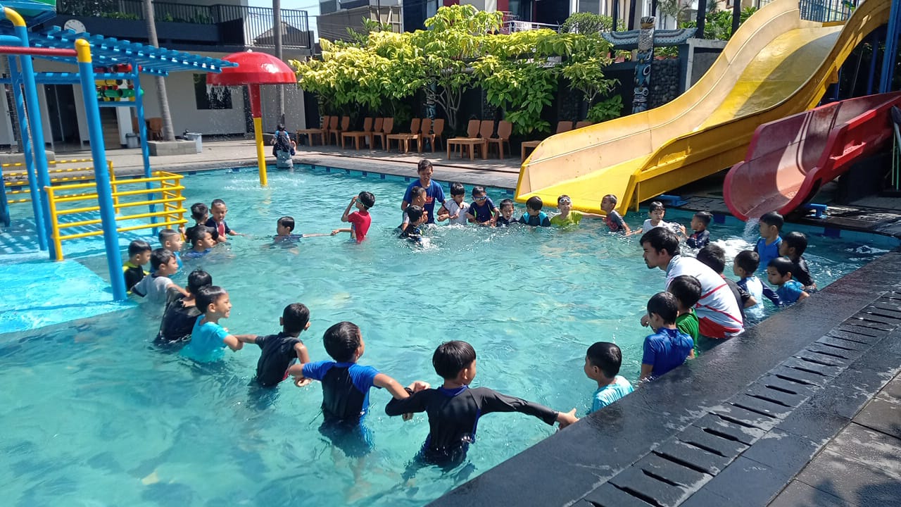 Kegiatan DI kolam renang